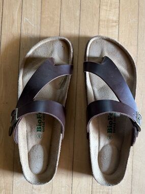 BioFeet Brown Leather Cross-Strap Sandals - Women's